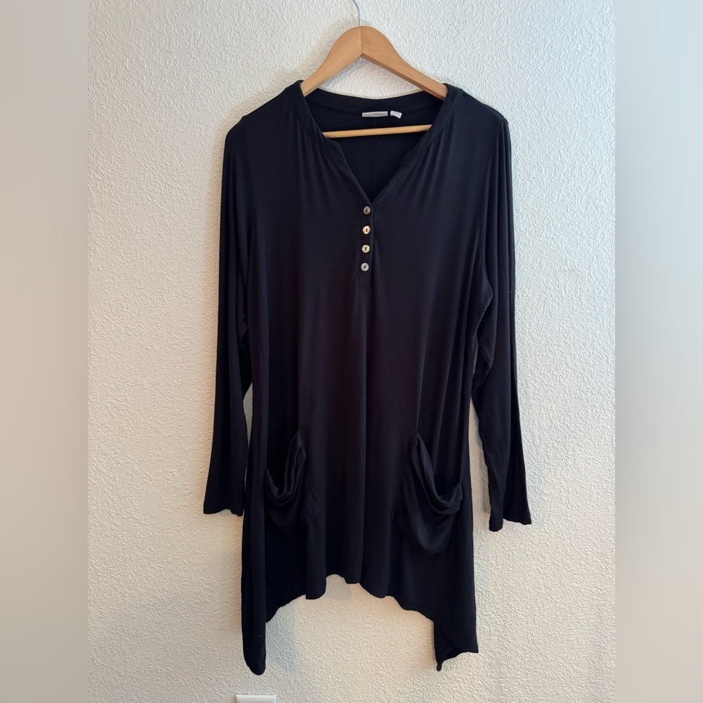 LOGO Lori Goldstein 1X Black Long Sleeve Top asymmetrical mother of pearl